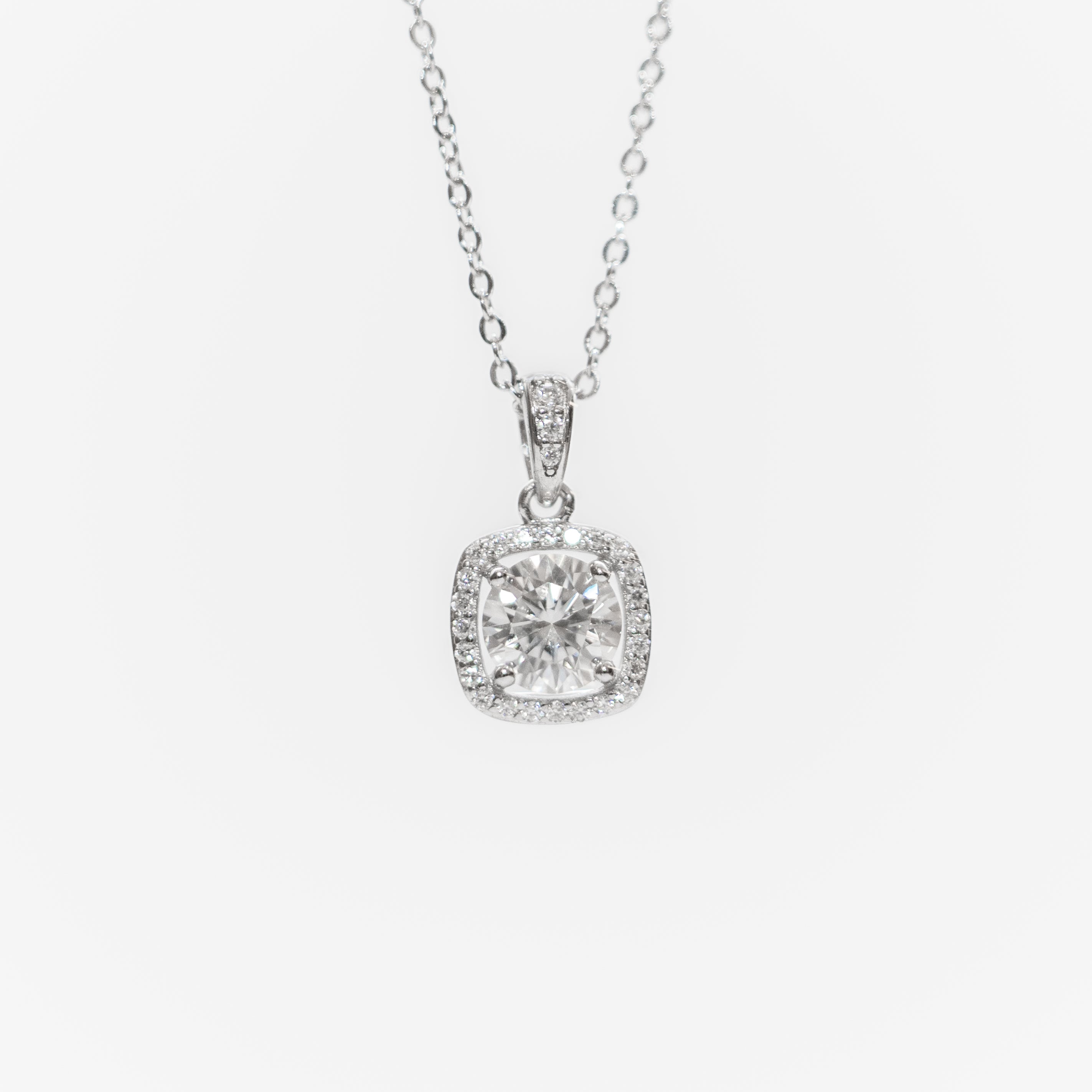 Astaréa Halo Solitaire Pendant