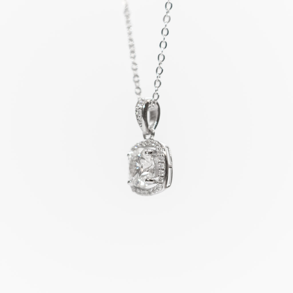 Astaréa Halo Solitaire Pendant