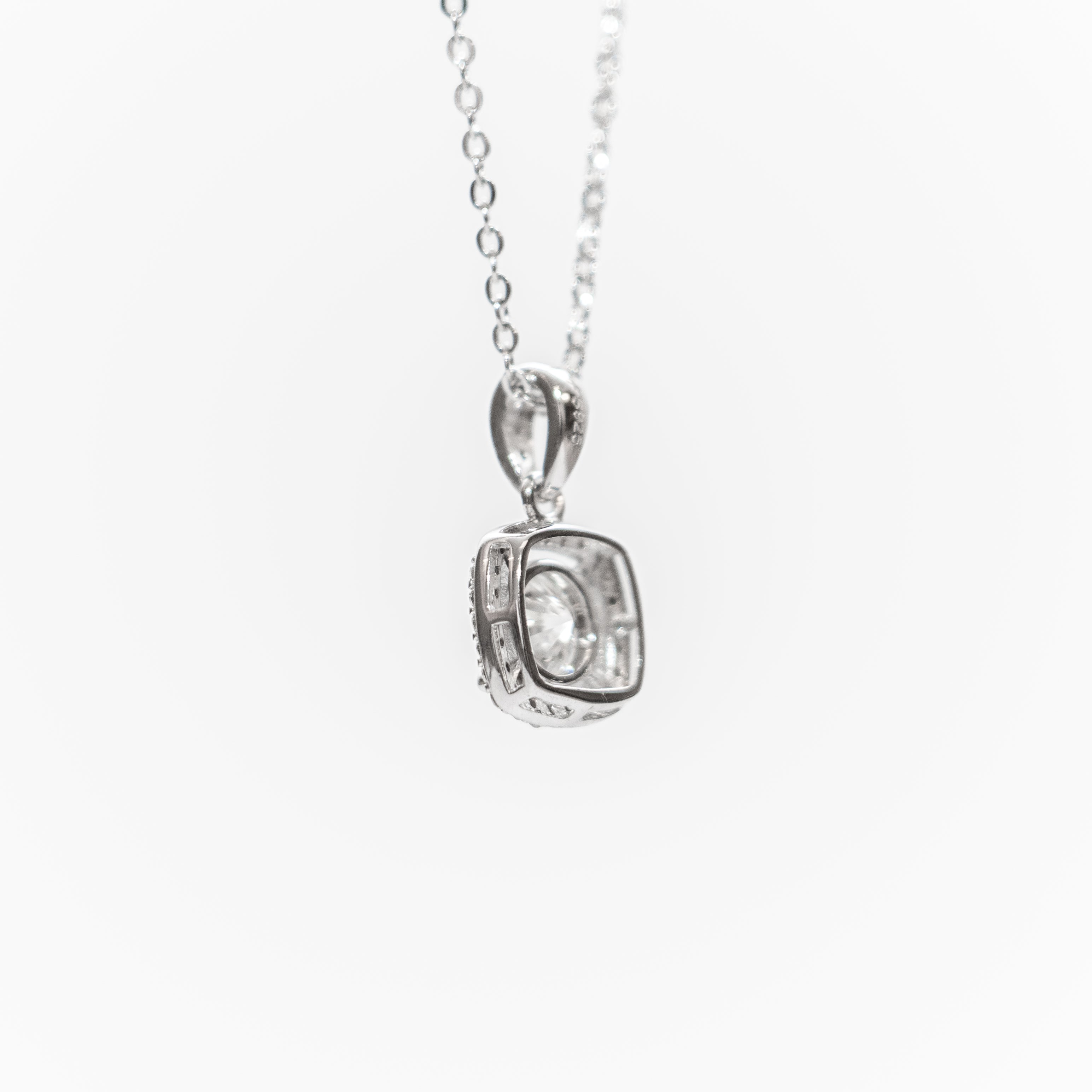 Astaréa Halo Solitaire Pendant